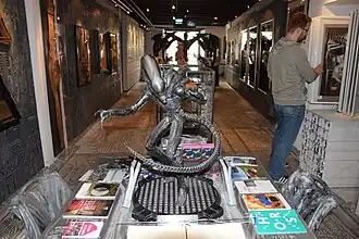 Sculpture en métal du xénomorphe par H.R Giger