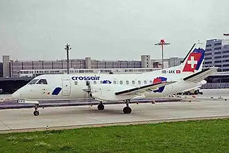 HB-AKK, le Saab 340 de Crossair impliqué, ici photographié à l'aéroport de Zurich en août 1999, 5 mois avant l'accident