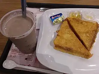 Glace aux haricots rouges servie avec du pain perdu à Hong Kong Central, dans un établissement de Café de Coral&nbsp;(en).