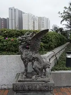 Statue en pierre de qilin dans le jardin sur le toit.