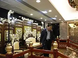 Ensemble de trônes de dragon devant le hall d'entrée au 2ème étage.