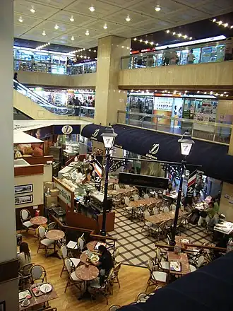 Restaurant français Délifrance dans l'immeuble.