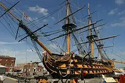 Le HMS&nbsp;Victory, vaisseau-amiral de la flotte anglaise à Trafalgar. Lancé en 1765, c'est le dernier exemplaire des trois-ponts du XVIIIe&nbsp;siècle. Il se visite à Portsmouth comme navire musée.