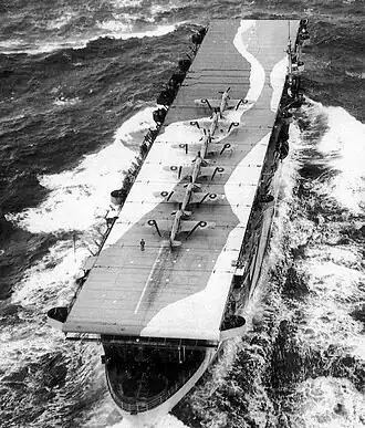 Le HMS Avenger en 1942 avec 6 Sea Hurricane Mk.IIc sur le pont d'envol.