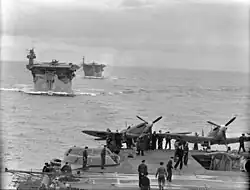 Les PAE britanniques HMS&nbsp;Biter et HMS&nbsp;Avenger vus de l'Illustrious en 1942.