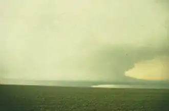 Photo d'un orage supercellulaire à fortes précipitations.