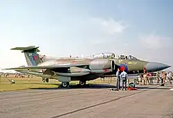 Photo d'un Blackburn Buccaneer sur une piste d'aéroport