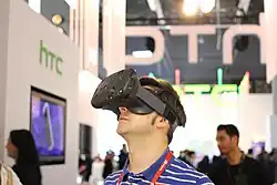 L'HTC Vive, un casque de réalité virtuelle disposant d'une caméra permettant d'interagir avec l'extérieur.