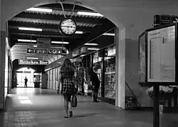 Passage vers les voies avec magasins 1970