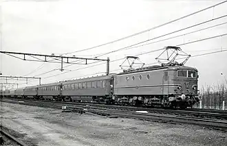 Longue rame de plan D en livrée turquoise remorquée par une 1100 assortie (1952).