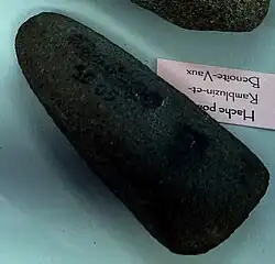 Hache en pierre polie.