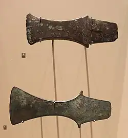 Haches plates en bronze à crans d'arrêt. Kültepe, Musée du Louvre.