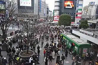 La gare de Shibuya en 2018. La statue d'Hachikō est visible en bas à gauche.