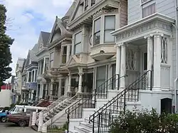 Maisons mitoyennes de style victorien.