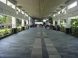 salle passant dans le jardin d'agrément de la gare.