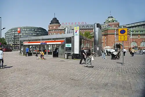 La place et l'entrée de la  station de métro Hakaniemi en 2014.