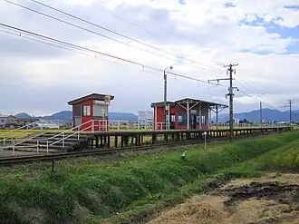Photo couleur d'une gare de campagne