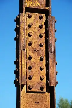 Poutre métallique rivetée.