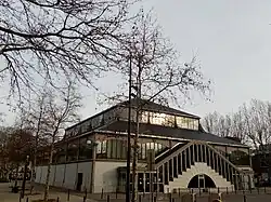 Le marché couvert de l'Albinque avec ses artisans, sa brasserie, son restaurant.