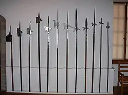 Collection de hallebardes. Seuls les 4 premiers modèles en partant de la gauche sont d'un style contemporain de la bataille de Morat.