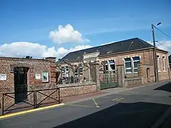 L'école primaire, derrière la mairie.