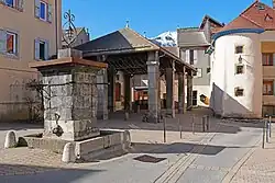 Photo des Halles avec en premier plan une fontaine.