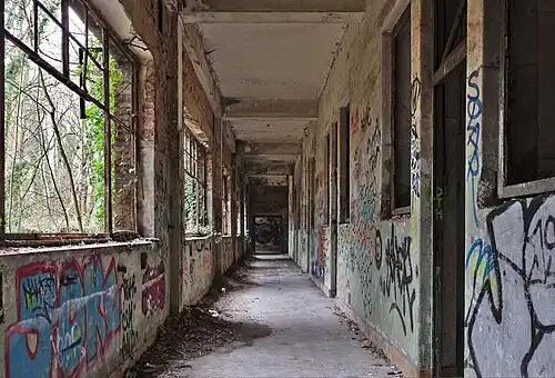 Corridor d'un bâtiment militaire abandonné, Liège, Belgique.