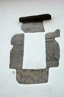 Fenêtre murée, anciennement protégée des pluies de l'ouest par un rejet d'eaux de ruissellement.