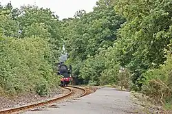 Le quai et la voie en direction de Paimpol. Avant le passage de La Vapeur du Trieux qui ne marque pas l'arrêt ; seuls, les TER assurent cette desserte facultative