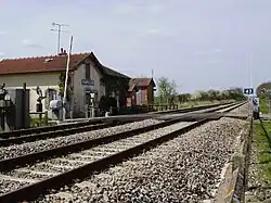 Vue d'ensemble de la halte et de la voie ferrée en regardant vers Paris.