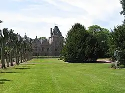 Parc du château et façade arrière.