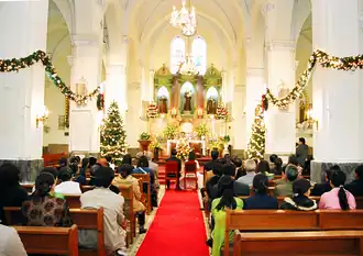 Intérieur de l'église, pendant une cérémonie de mariage à l'époque de Noël (2006).