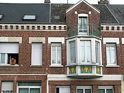 Façade, rue de Noyon.