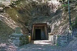 Une entrée de mine rénovée avec des cadres en bois.