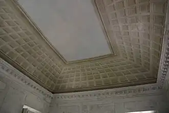 Le plafond en trompe-l'œil.