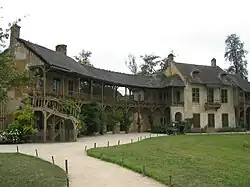 Maison de la Reine (droite) et salle de billard (gauche)