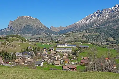 Le Gicon à gauche ("rempart" nord) et l'extrémité nord de la montagne de Faraud à droite dominent les hameaux de Giers et du Courtil.