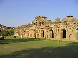 Les étables pour éléphants.