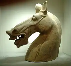 Tête de cheval, terre cuite. Han Orientaux Ier – IIe siècle apr. J.-C., musée Guimet.