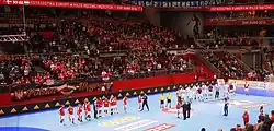 Mikkel Hansen reçoit le prix du meilleur joueur du match Danemark-Hongrie.