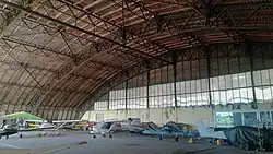 Intérieur du hangar et charpente classée datant de l'occupation allemande.