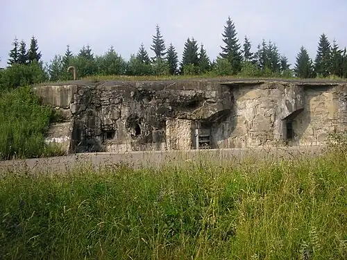 Vue partielle du bloc R-S 79 (cs) de l'ouvrage de Hanicka (cs) (Herrenfeld pour les Allemands), une casemate d'artillerie pour trois obusiers de 100 mm.