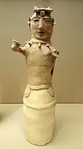 Haniwa de femme chaman (?), portant au cou des magatamas, période Kofun, Musée d'art asiatique de San Francisco.