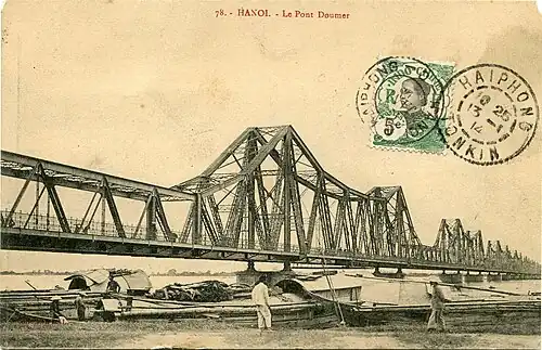Carte postale monochrome représentant un pont avec au premier plan des individus travaillant sur des bateaux