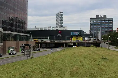 Kista galleria et Kista torn vues de Hanstavägen.