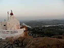 Vue d'Hampi des monts Anjaneya et d'un temple à Hanouman.