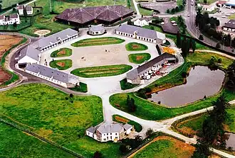 Bâtiments en carré avec jardin à la française.