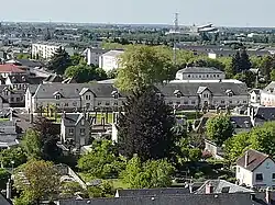 Vue aérienne sur un long bâtiment de style napoléonien, avec fenêtres alignées.