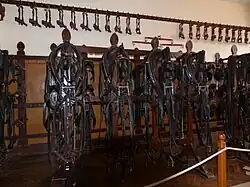 Grand nombre de brides accrochées sur un mur.