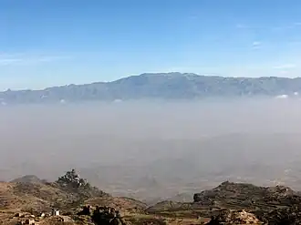 Vue du Jabal an Nabi Shu'ayb, en arrière-plan.